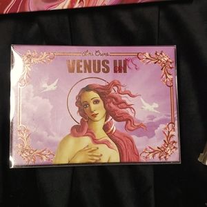 High pigmented eye shadow pallet